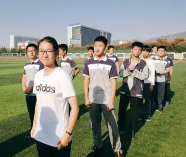 定时轮换座位调整视角看护学生视力健康培育学生适应能力